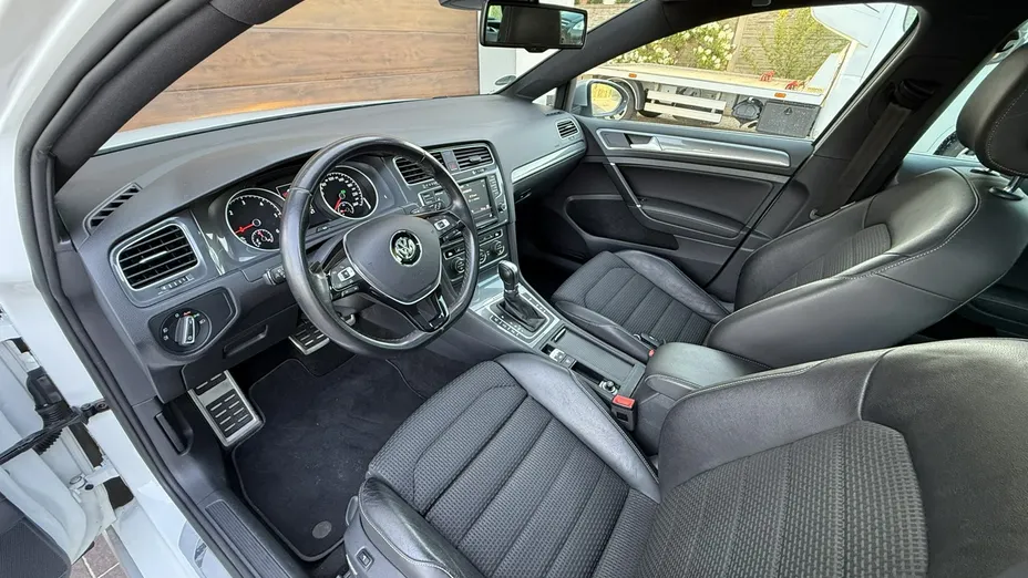 VOLKSWAGEN Golf -