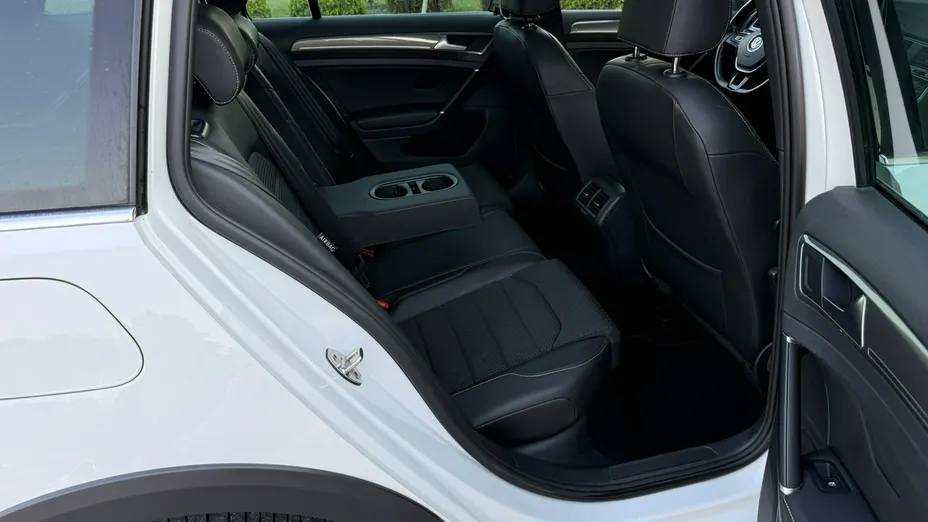 VOLKSWAGEN Golf -