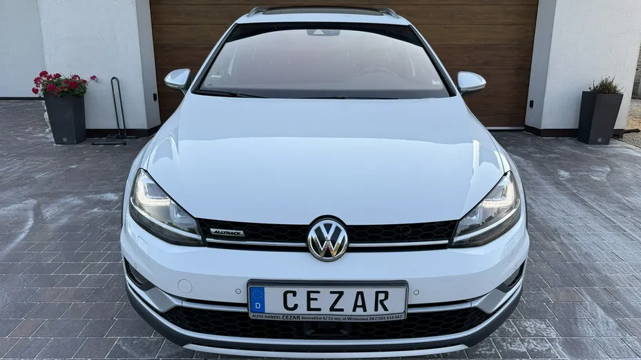 VOLKSWAGEN Golf -