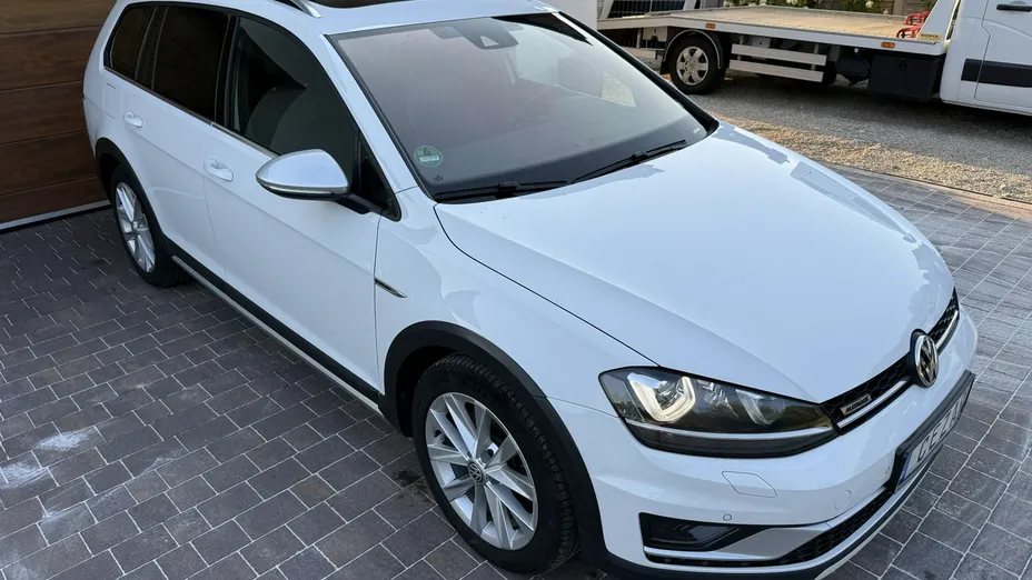 VOLKSWAGEN Golf -