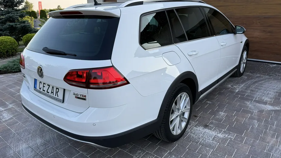 VOLKSWAGEN Golf -
