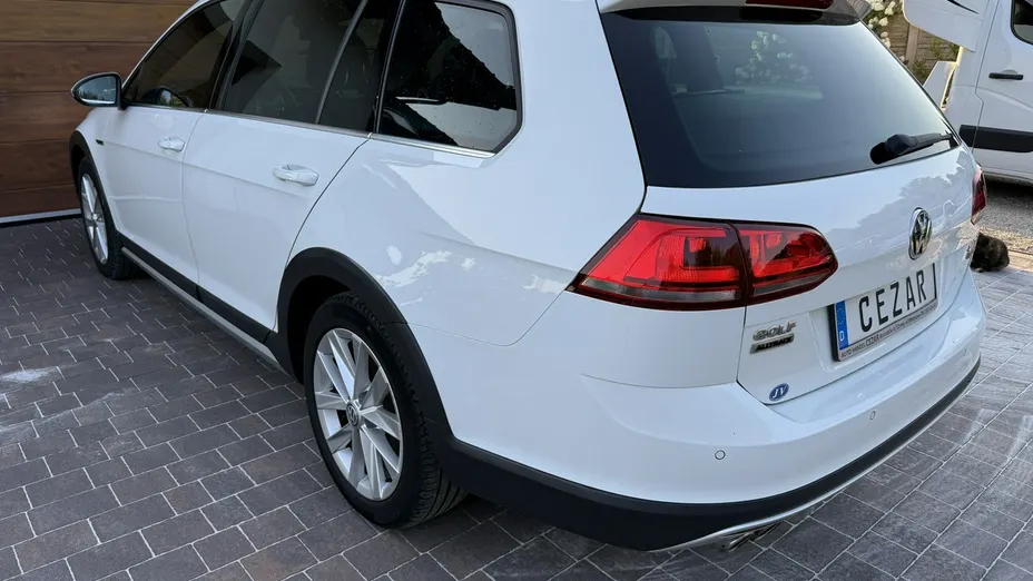 VOLKSWAGEN Golf -
