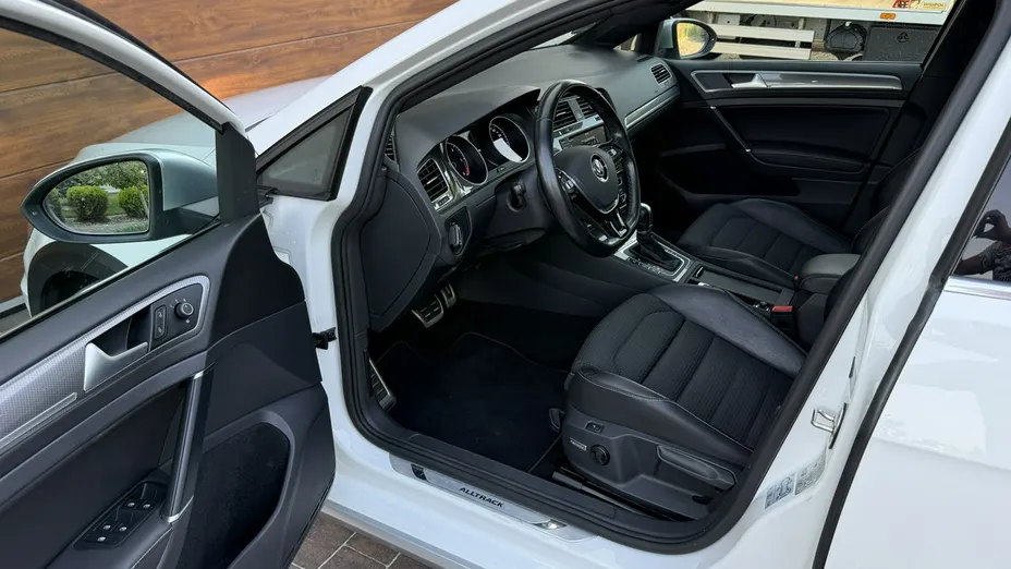 VOLKSWAGEN Golf -