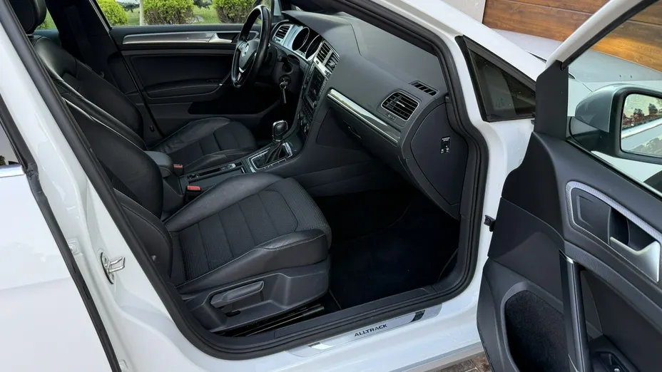 VOLKSWAGEN Golf -