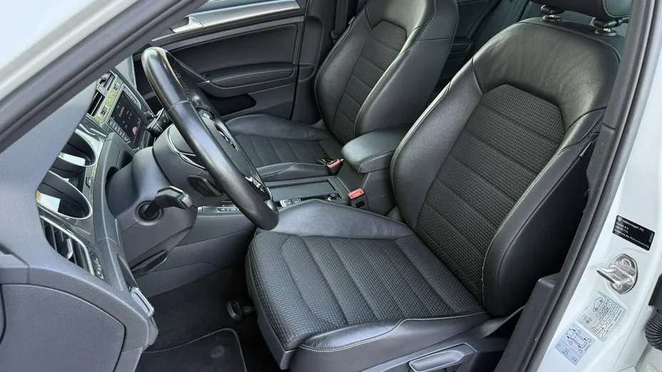 VOLKSWAGEN Golf -