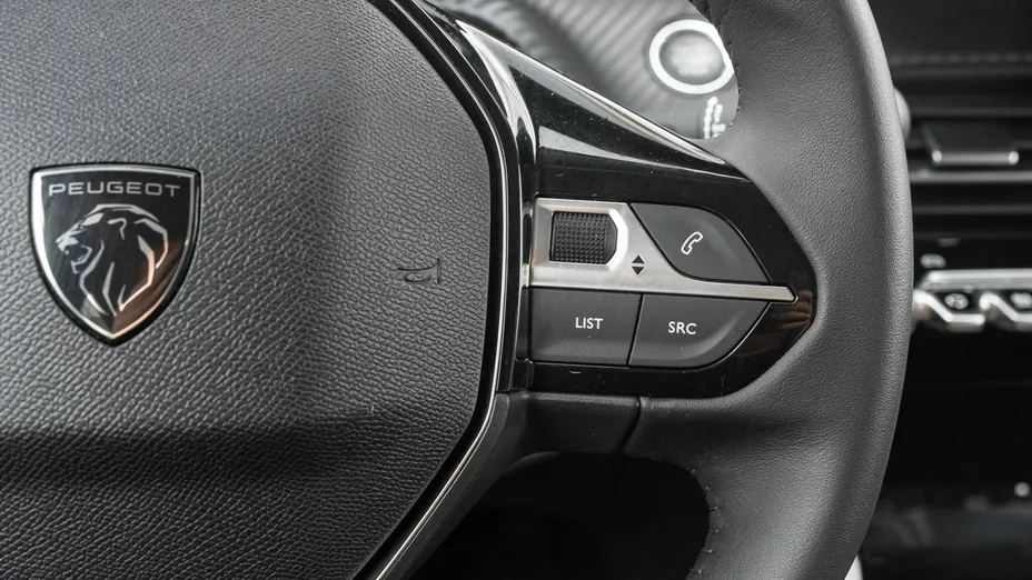 PEUGEOT 208 -