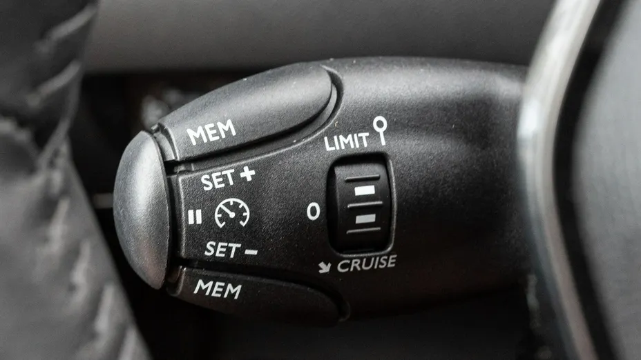 PEUGEOT 208 -