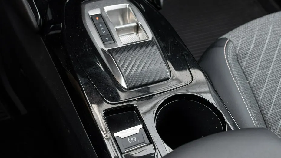 PEUGEOT 208 -
