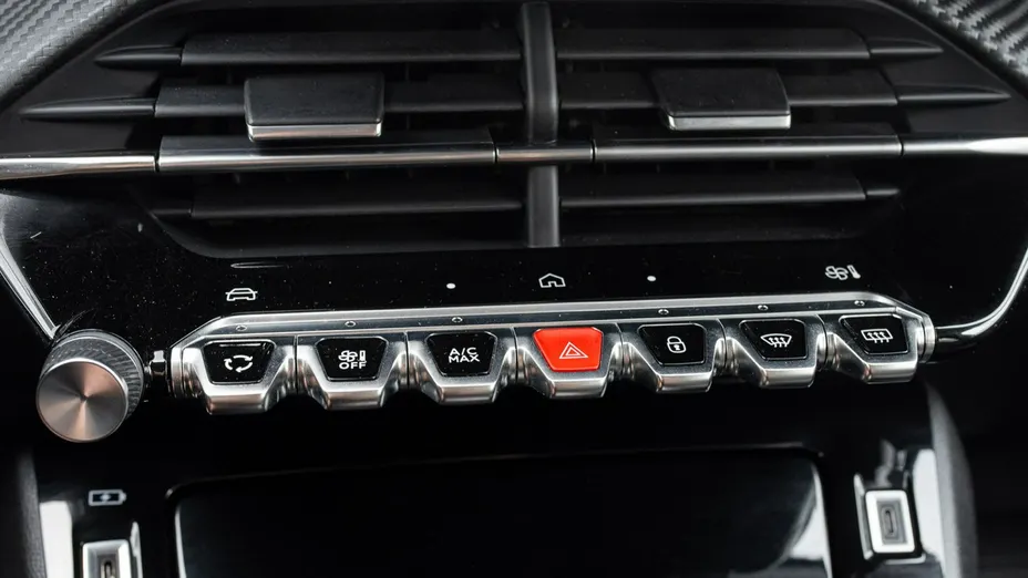 PEUGEOT 208 -