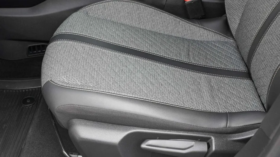 PEUGEOT 208 -