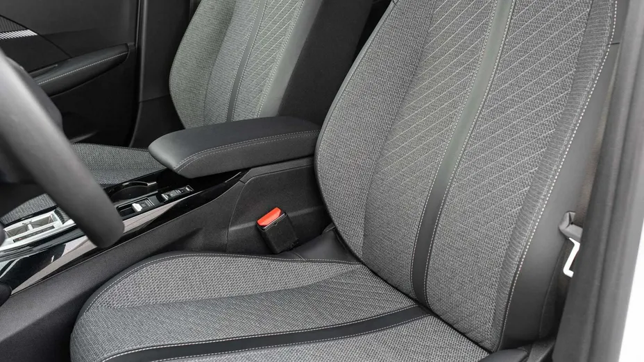 PEUGEOT 208 -