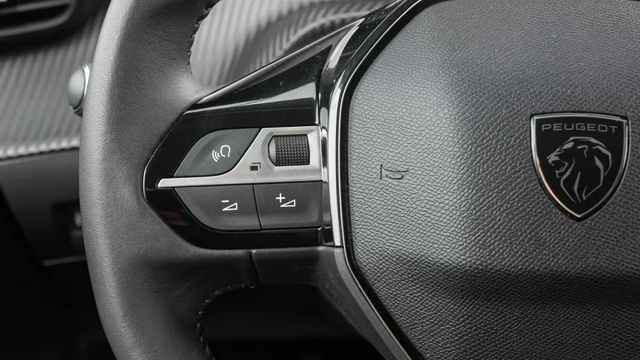 PEUGEOT 208 -