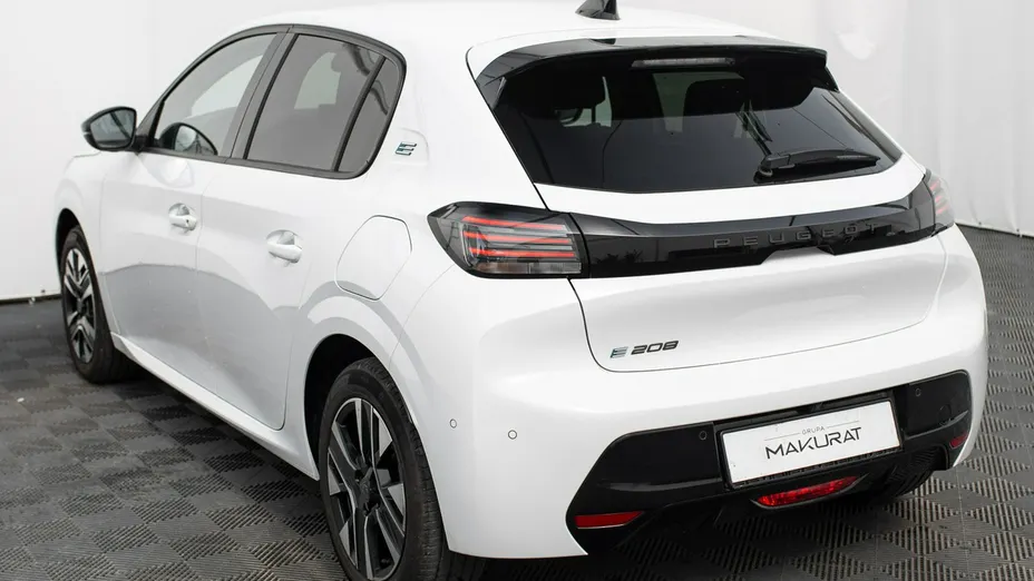 PEUGEOT 208 -