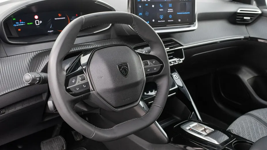 PEUGEOT 208 -