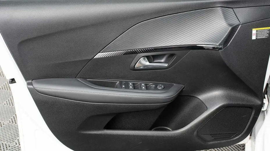 PEUGEOT 208 -