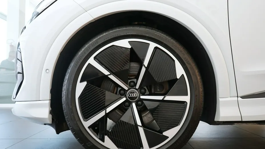 AUDI Q4 Sportback e-tron -