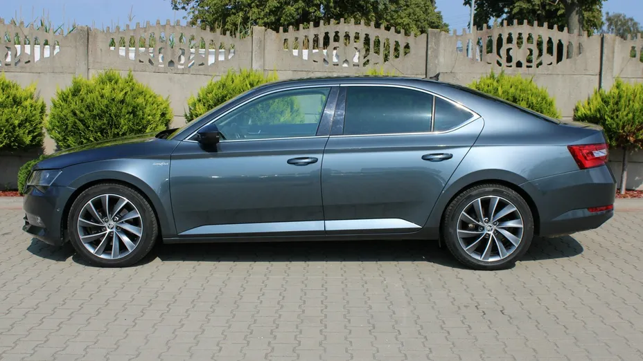 SKODA Superb -