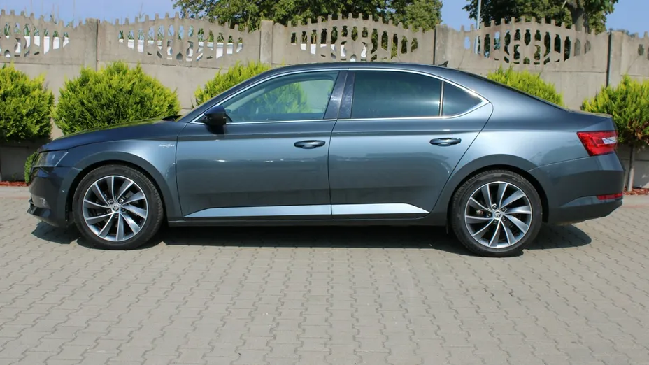 SKODA Superb -