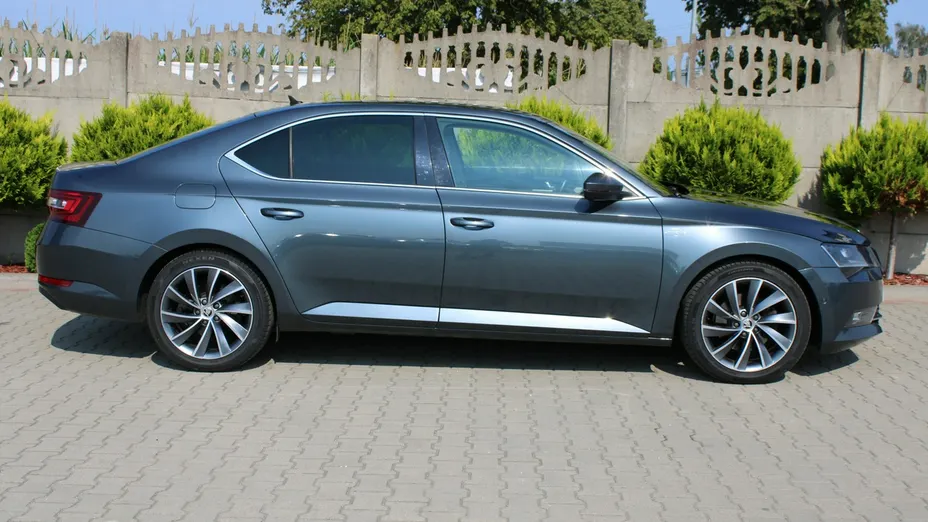SKODA Superb -