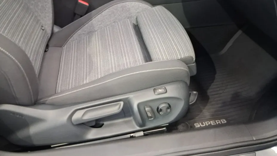 SKODA Superb -