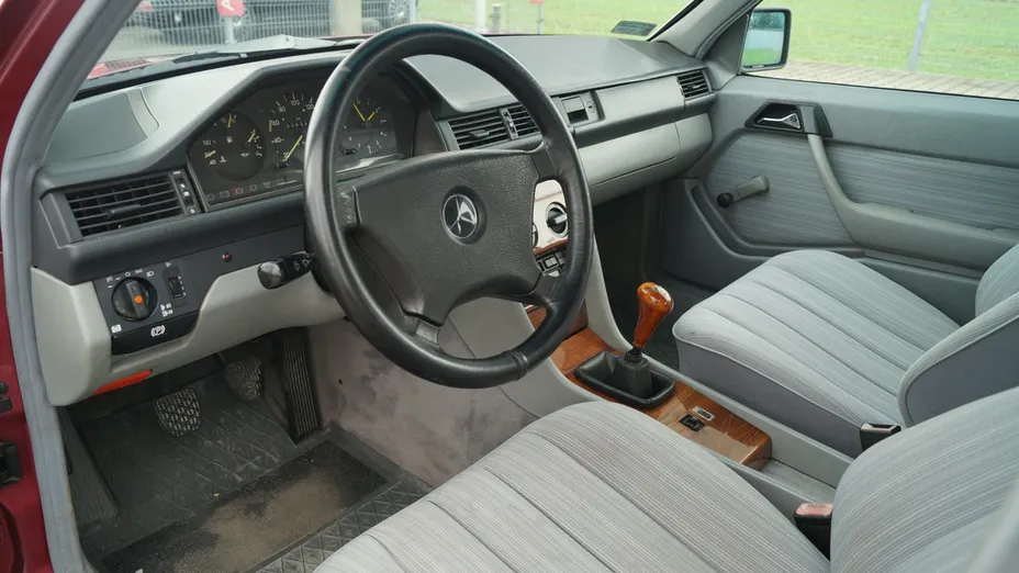 MERCEDES-BENZ 124 -