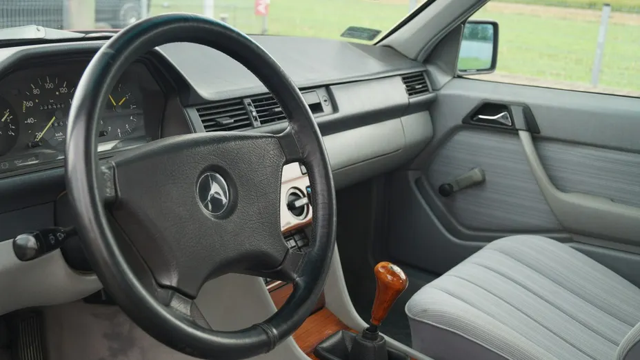 MERCEDES-BENZ 124 -