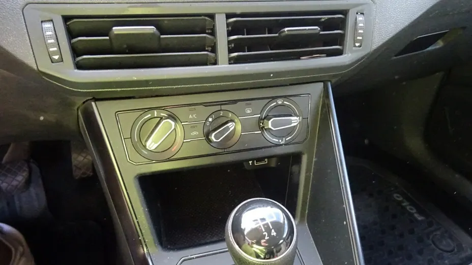 VOLKSWAGEN Polo -