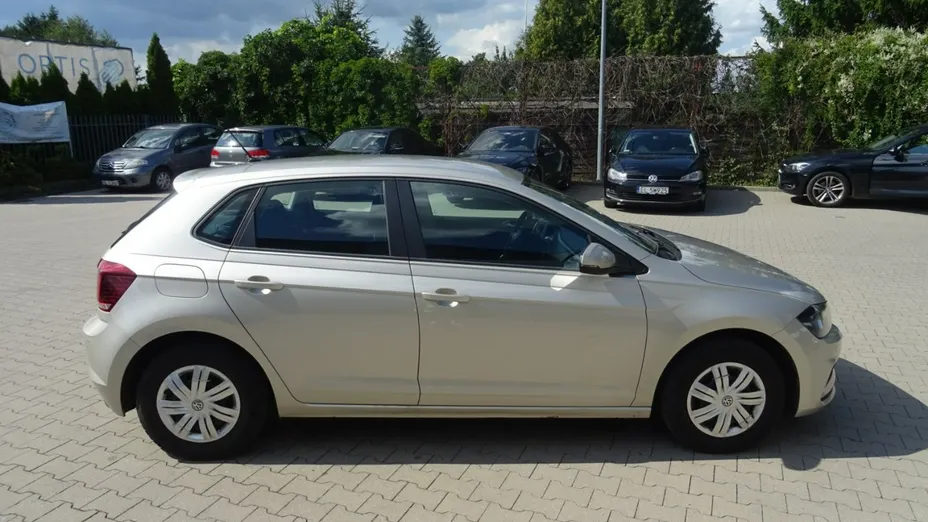 VOLKSWAGEN Polo -