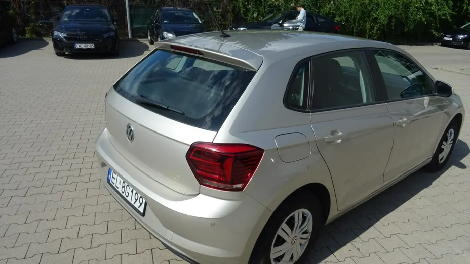 VOLKSWAGEN Polo -
