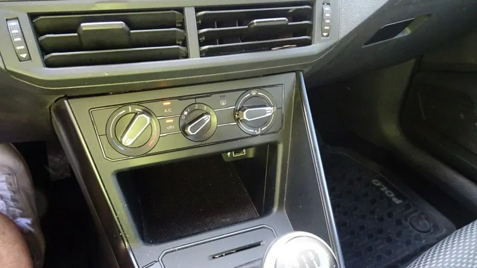 VOLKSWAGEN Polo -