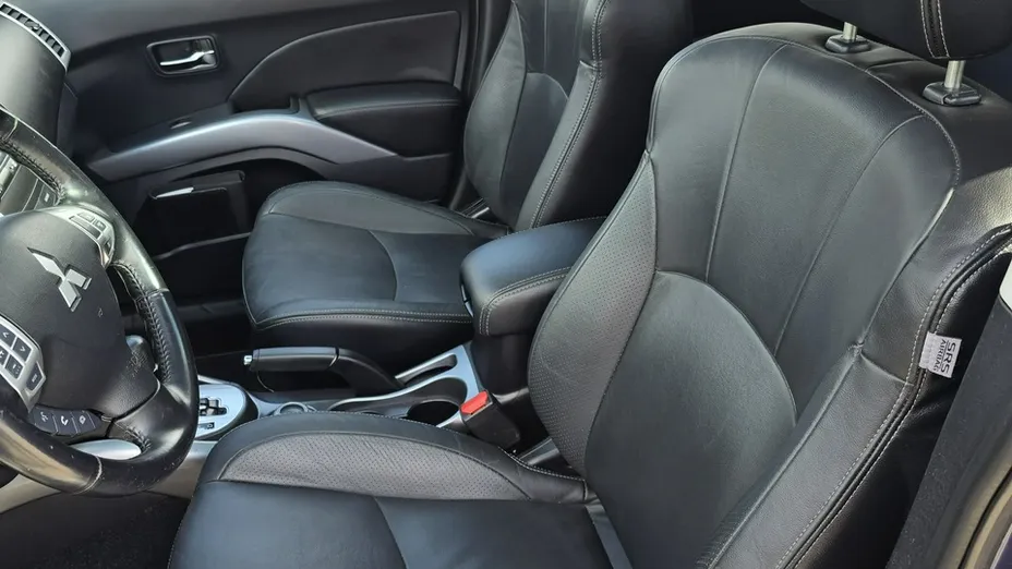 MITSUBISHI Outlander -