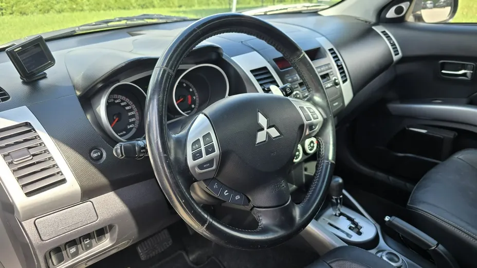 MITSUBISHI Outlander -