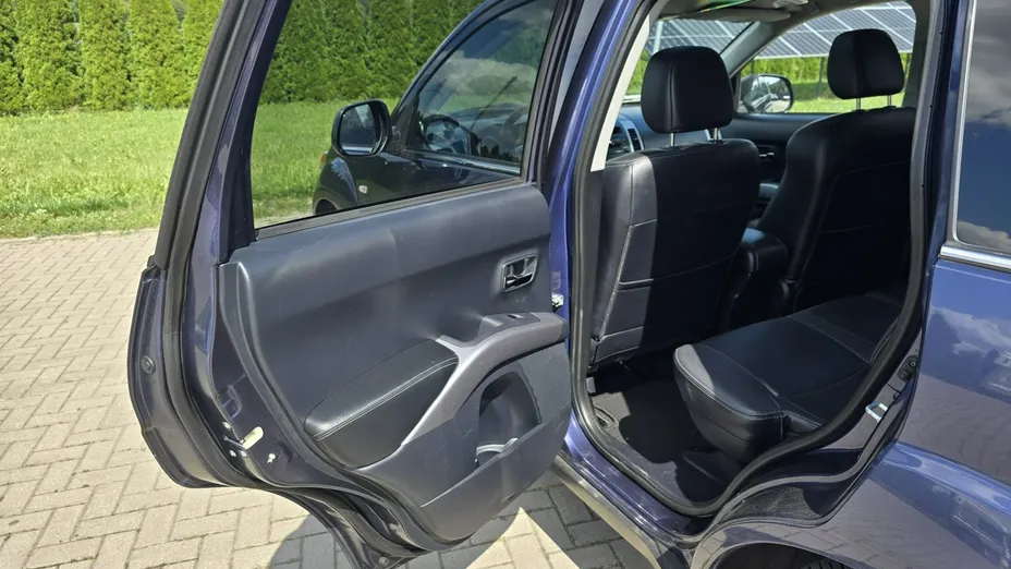 MITSUBISHI Outlander -