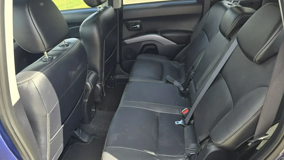 MITSUBISHI Outlander -