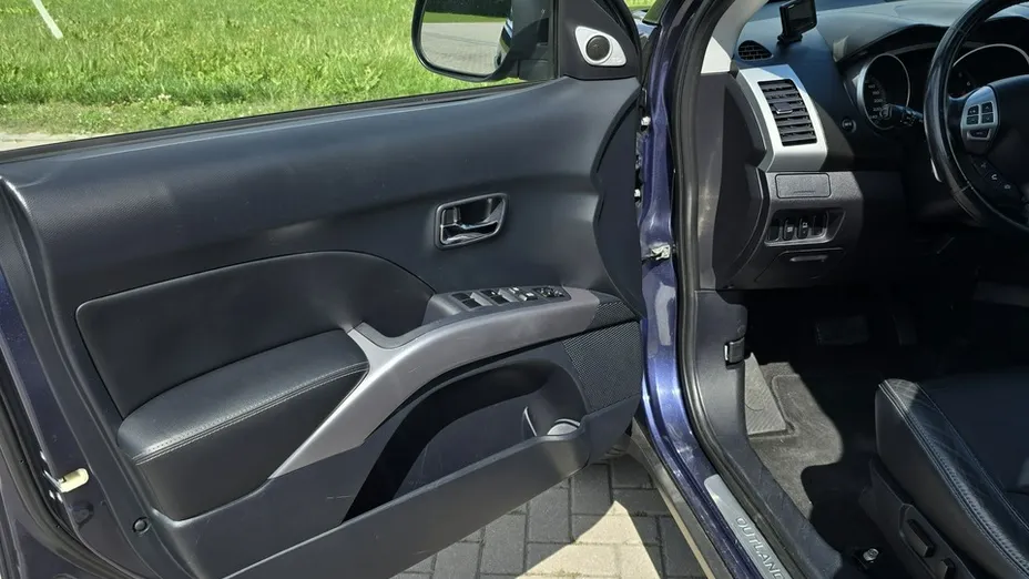 MITSUBISHI Outlander -