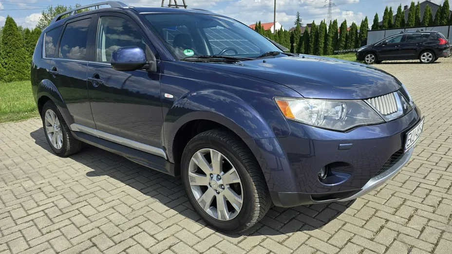 MITSUBISHI Outlander -