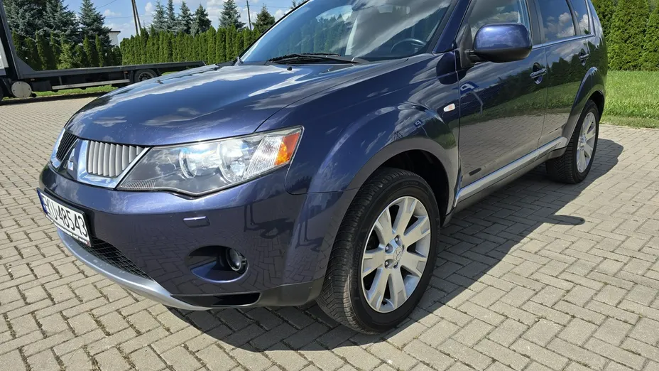 MITSUBISHI Outlander -