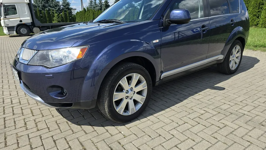 MITSUBISHI Outlander -
