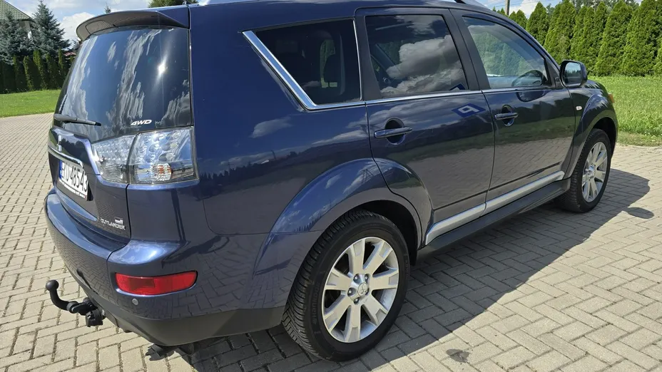 MITSUBISHI Outlander -