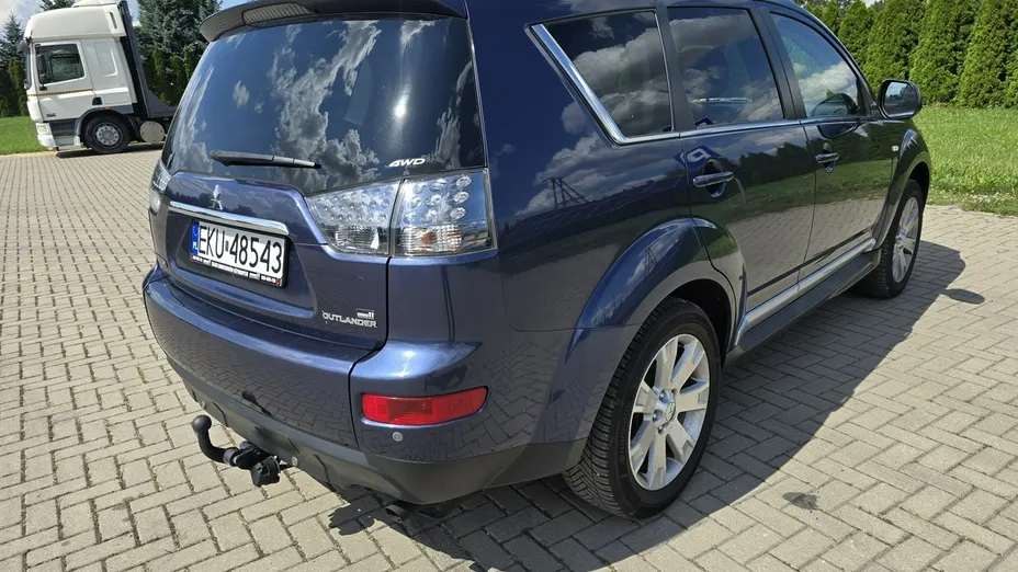 MITSUBISHI Outlander -
