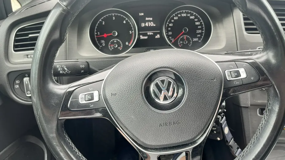 VOLKSWAGEN Golf -