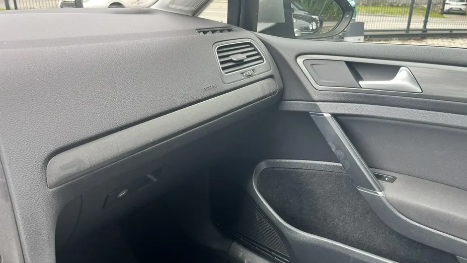 VOLKSWAGEN Golf -
