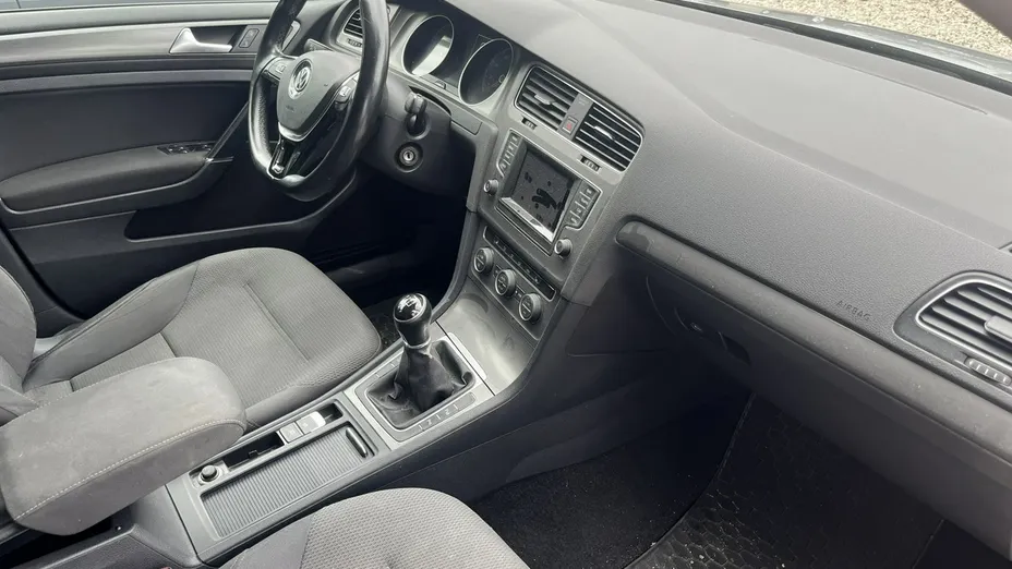 VOLKSWAGEN Golf -