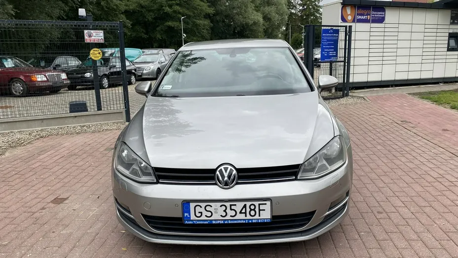 VOLKSWAGEN Golf -