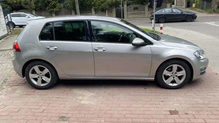 VOLKSWAGEN Golf -