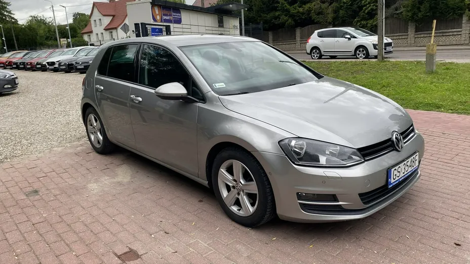 VOLKSWAGEN Golf -