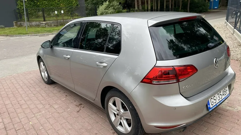 VOLKSWAGEN Golf -
