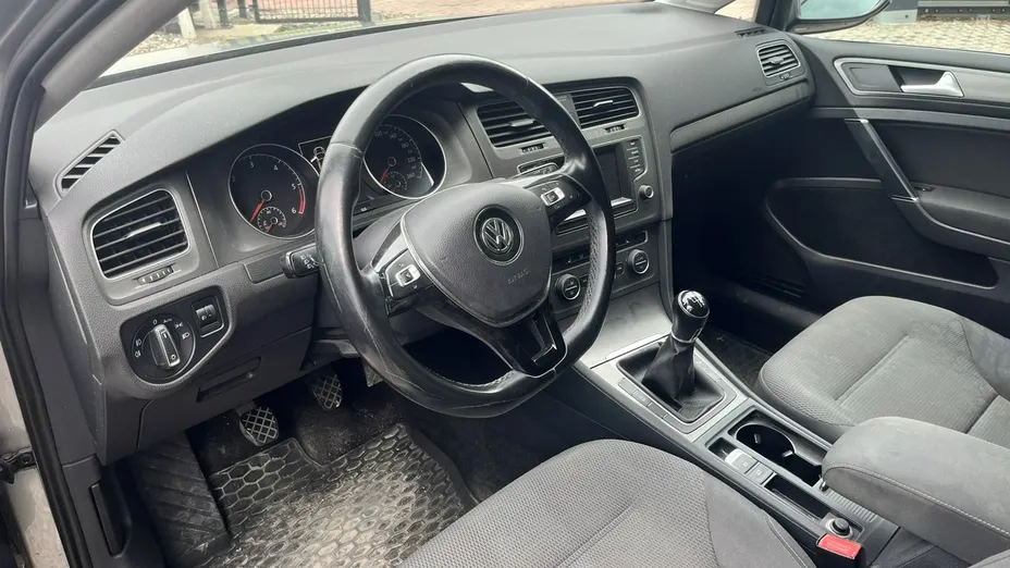 VOLKSWAGEN Golf -
