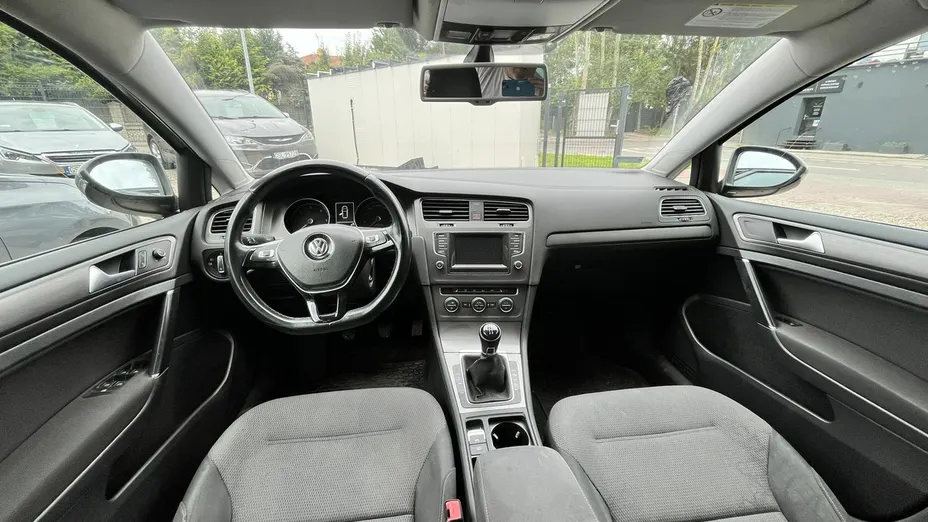 VOLKSWAGEN Golf -