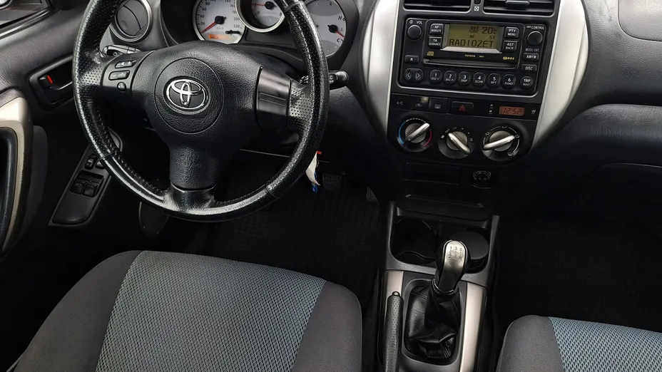 TOYOTA RAV4 -